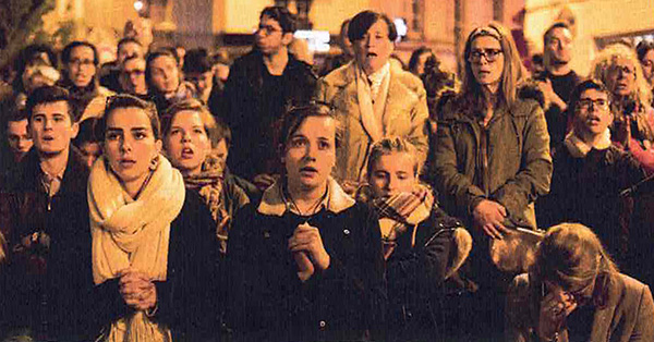 Une partie de la foule qui s’y est pressée s’est mise spontanément à genoux pour prierla Vierge de sauver son sanctuaire. Mgr Aupetit, l'archevêquede Paris, est venu bénir les fidèles.